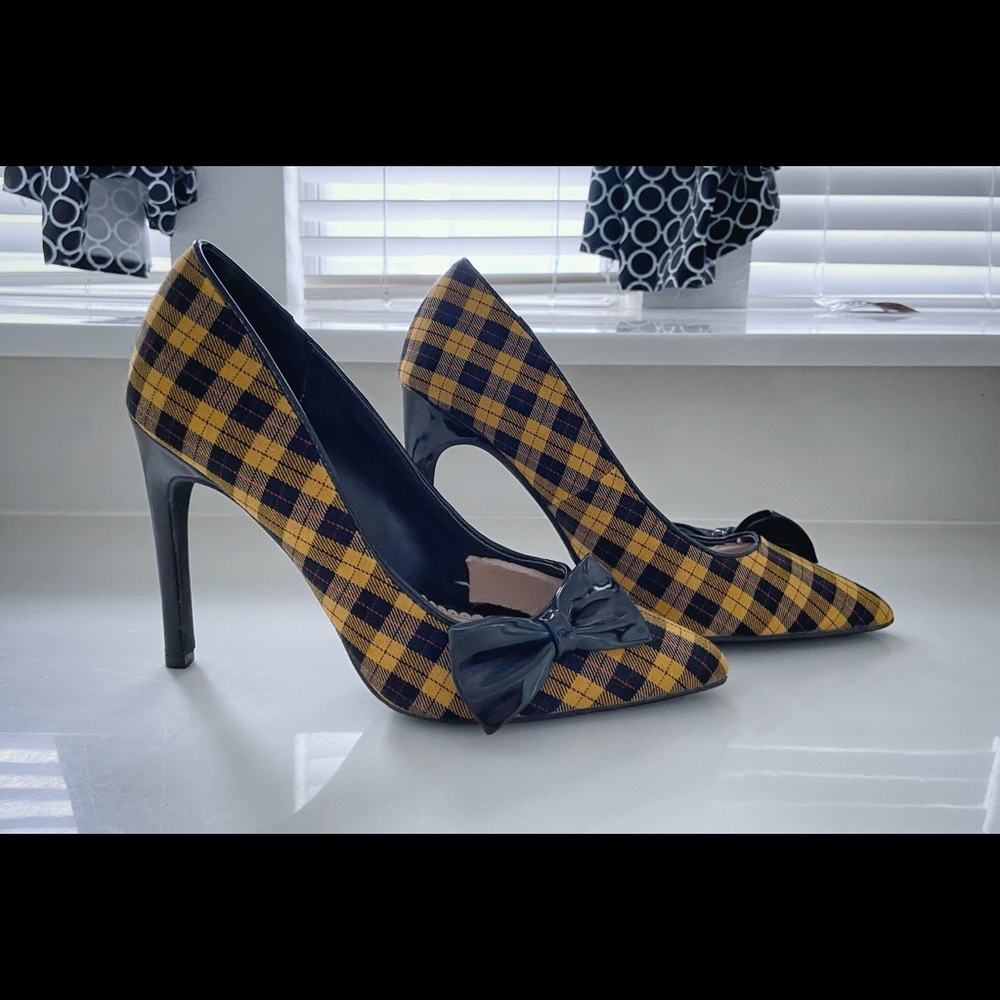 Size 8 Yellow and Black plaid heels